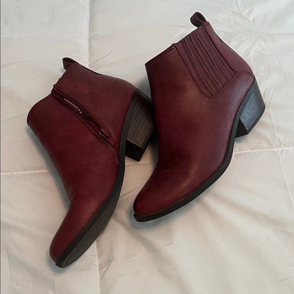 Kim Rogers Maroon Ankle Booties - Picture 2 of 5